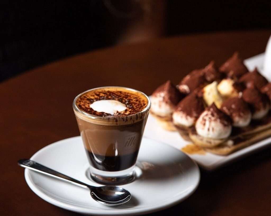 Італійська кав'ярня Illy Cafe з великою кавовою картою