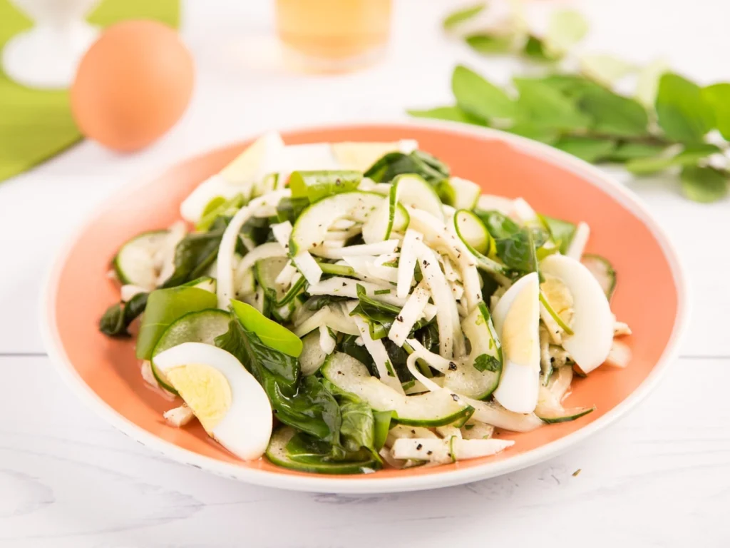 Салат из овощей и куриных яиц