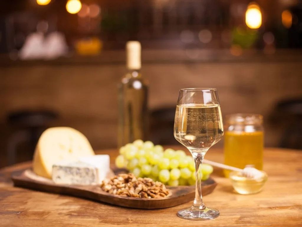 Біле вино у келиху