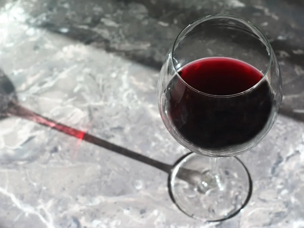 Червоне вино у келиху