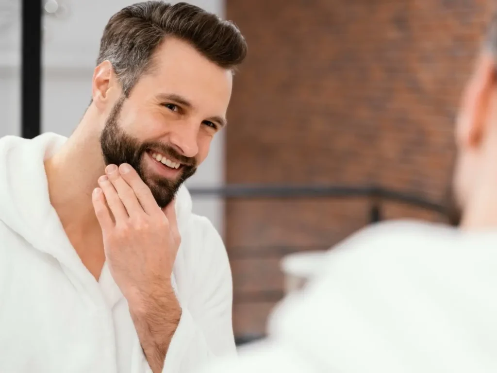 Чоловік гладить бороду