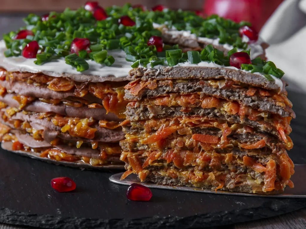 Як прикрасити печінковий торт та цікаво його подати