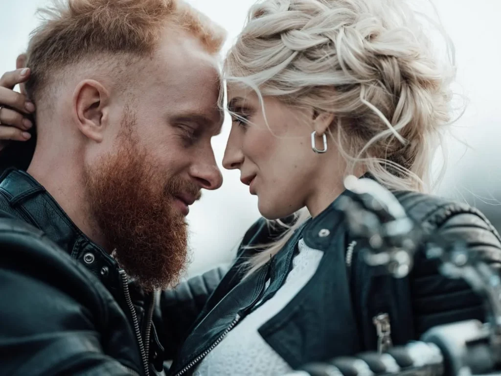 Дівчина цілує чоловіка з бородою