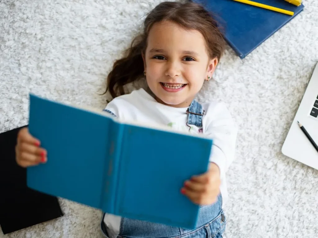 Дівчинка читає книгу
