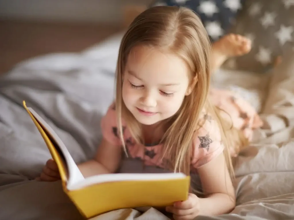 Дівчинка з книгою