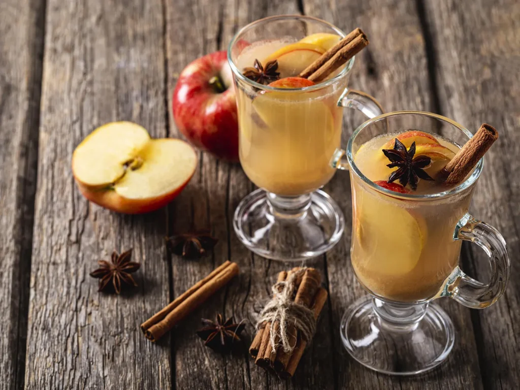 Гарячий яблучний сидр з ромом