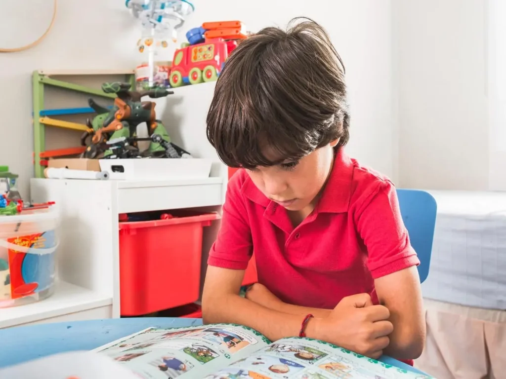 Хлопчик читає книгу