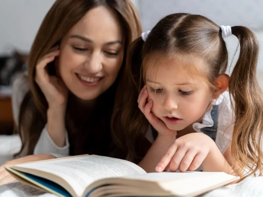 Мама з донькою читає книгу