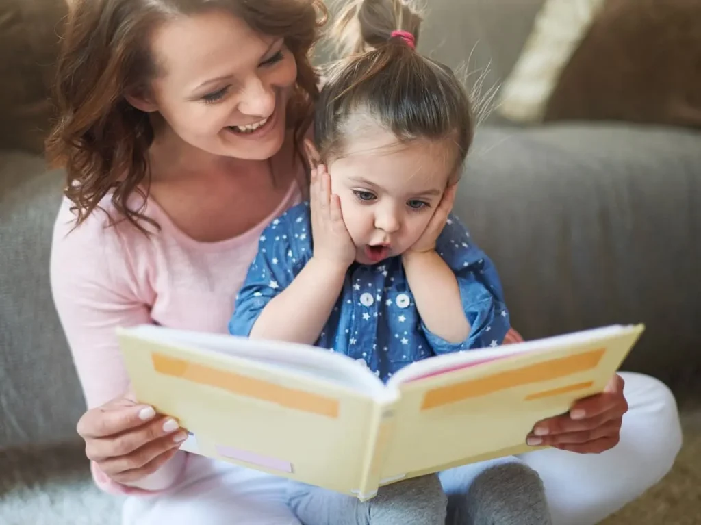 Мама з дитиною читає книгу