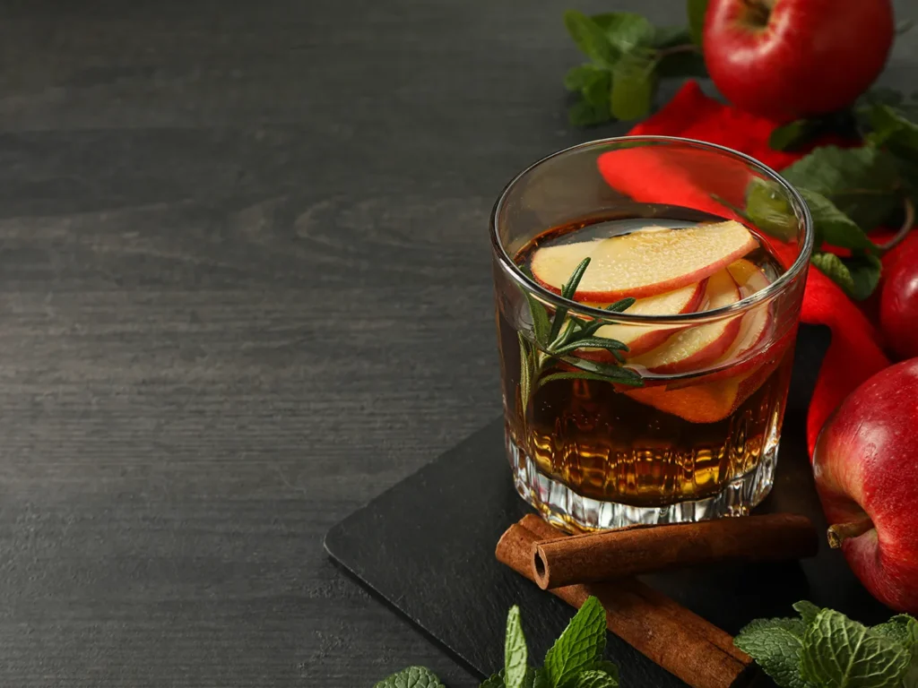Осінній Negroni з яблуком і корицею