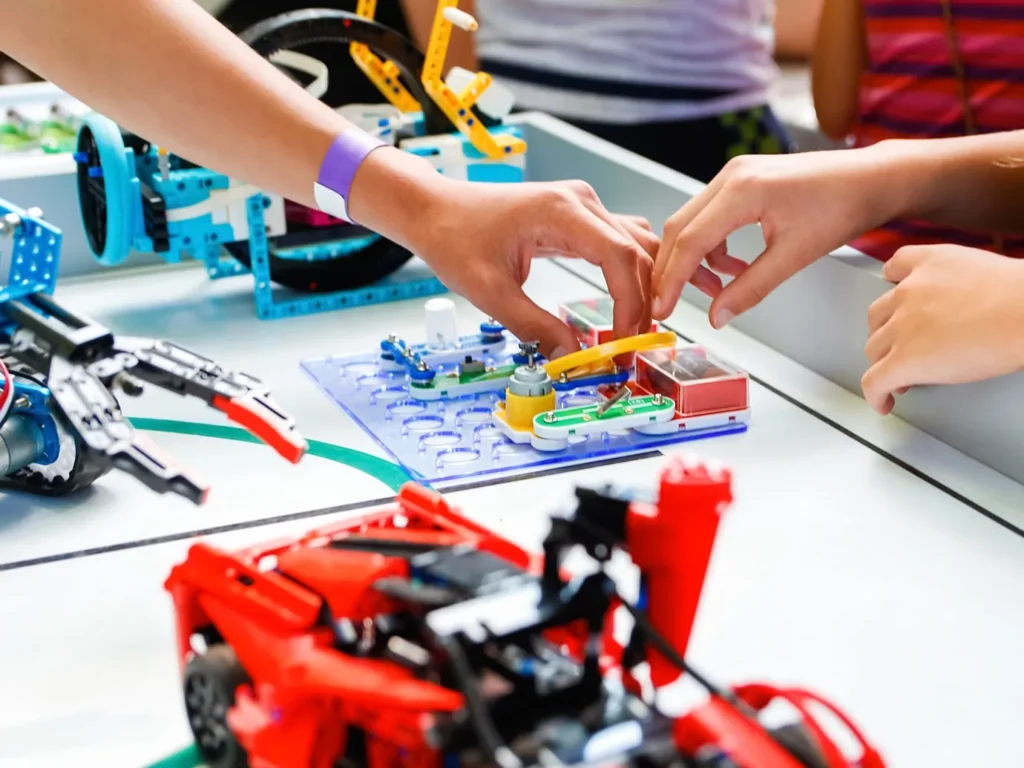 Що розвиває електронний конструктор