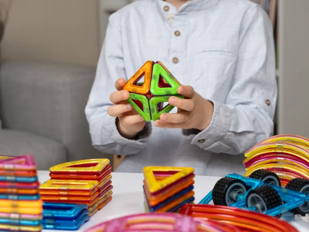 Що розвиває конструктор на магнітах