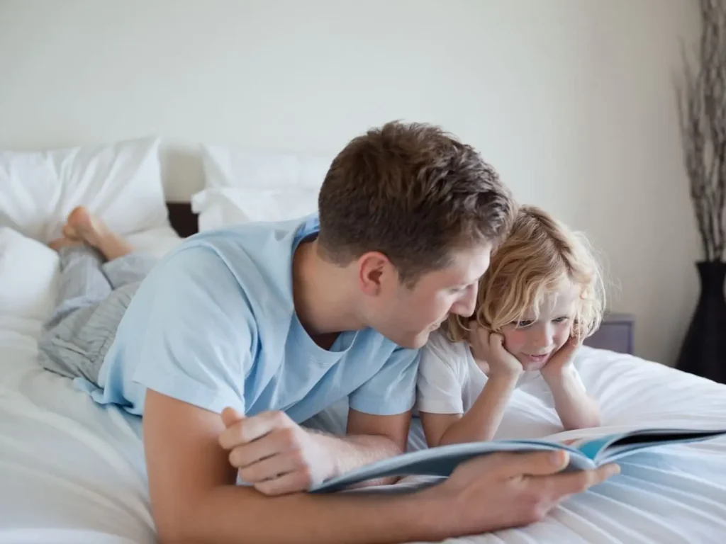 Тато з сином читають книгу