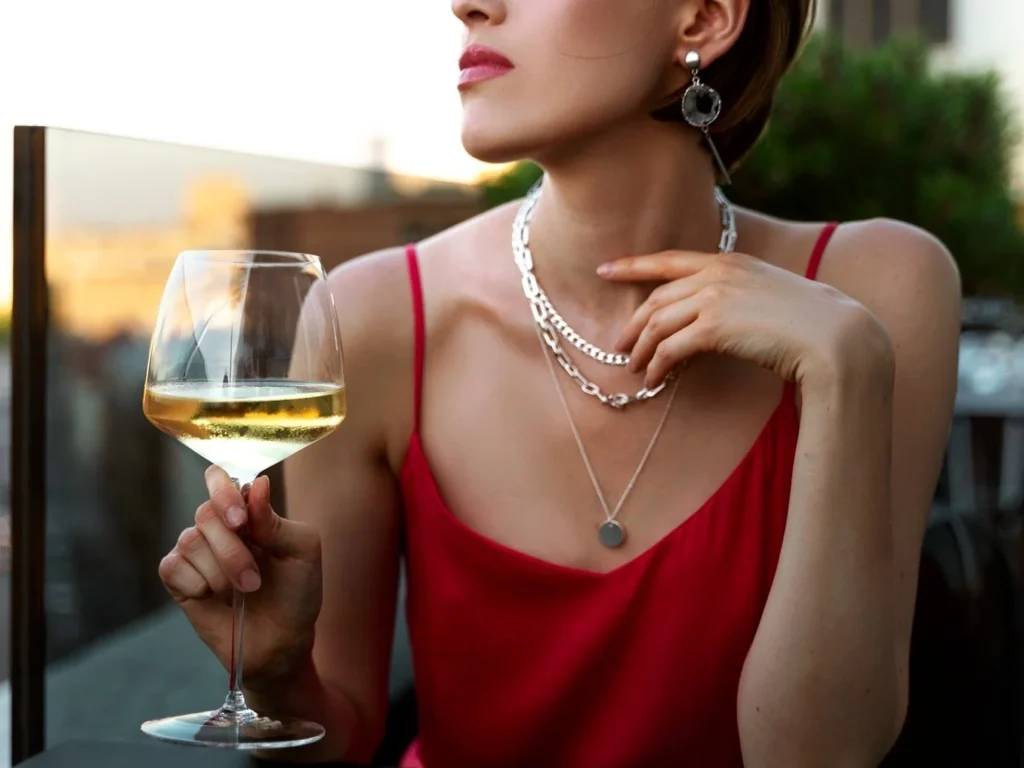Жінка з келихом білого вина