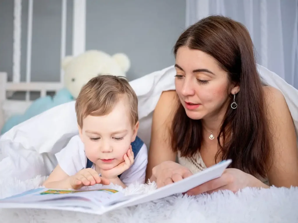 Жінка з сином читають книгу