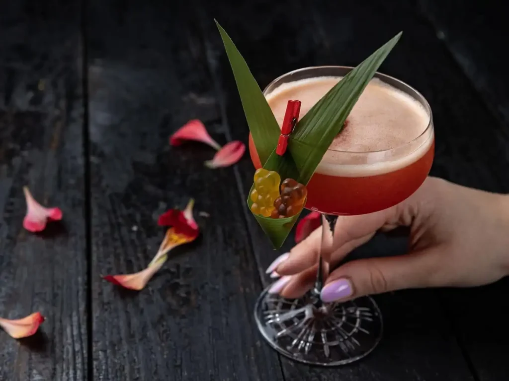 Ананасове листя як прикраса для коктейлів