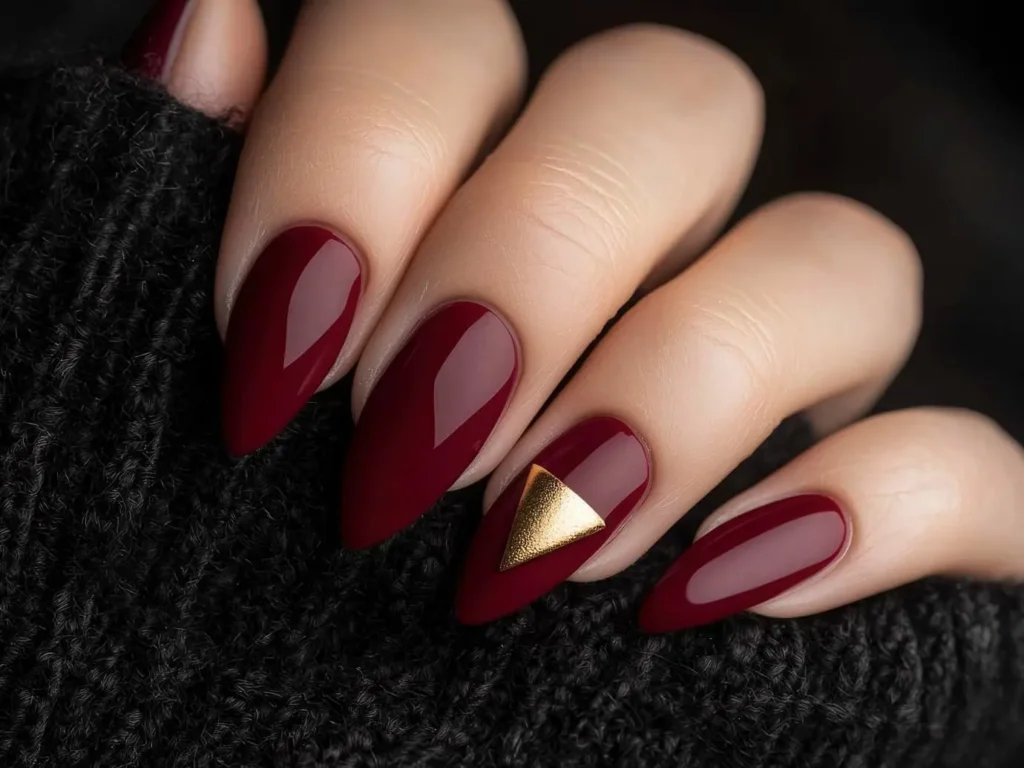Бордовий манікюр з золотом