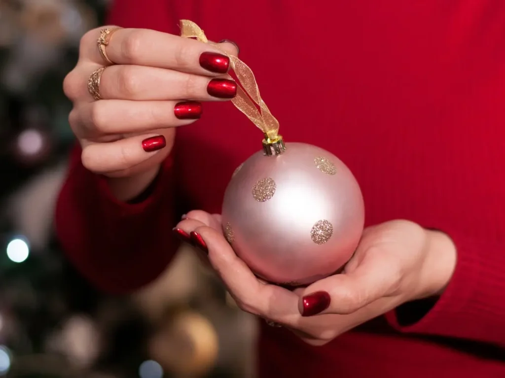 Красный красивый маникюр на Новый год