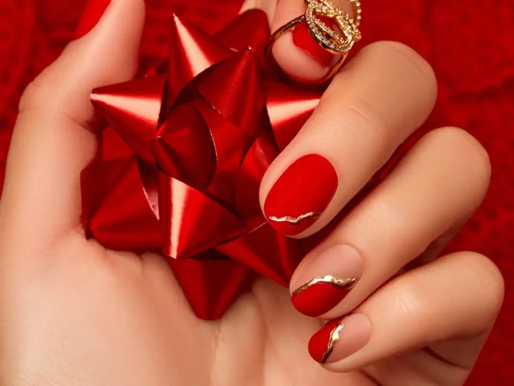 Красный новогодний маникюр на короткие ногти