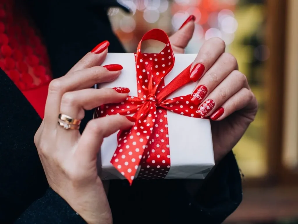 Красный новогодний маникюр с рисунком