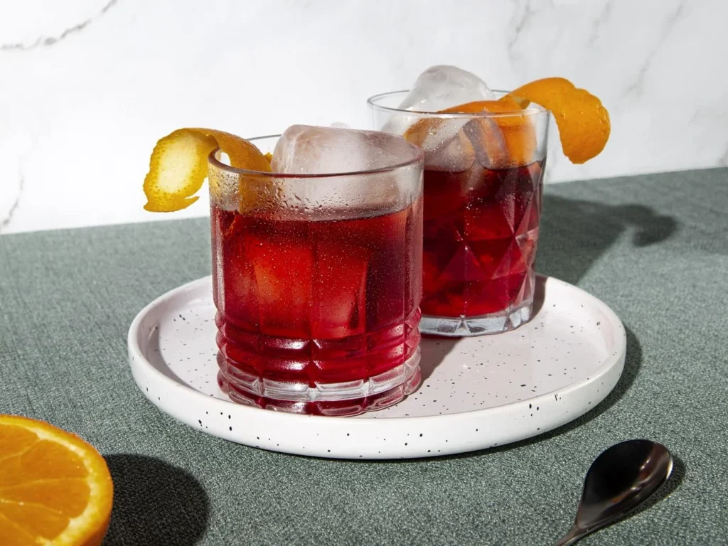 Два стакани з коктейлем негроні