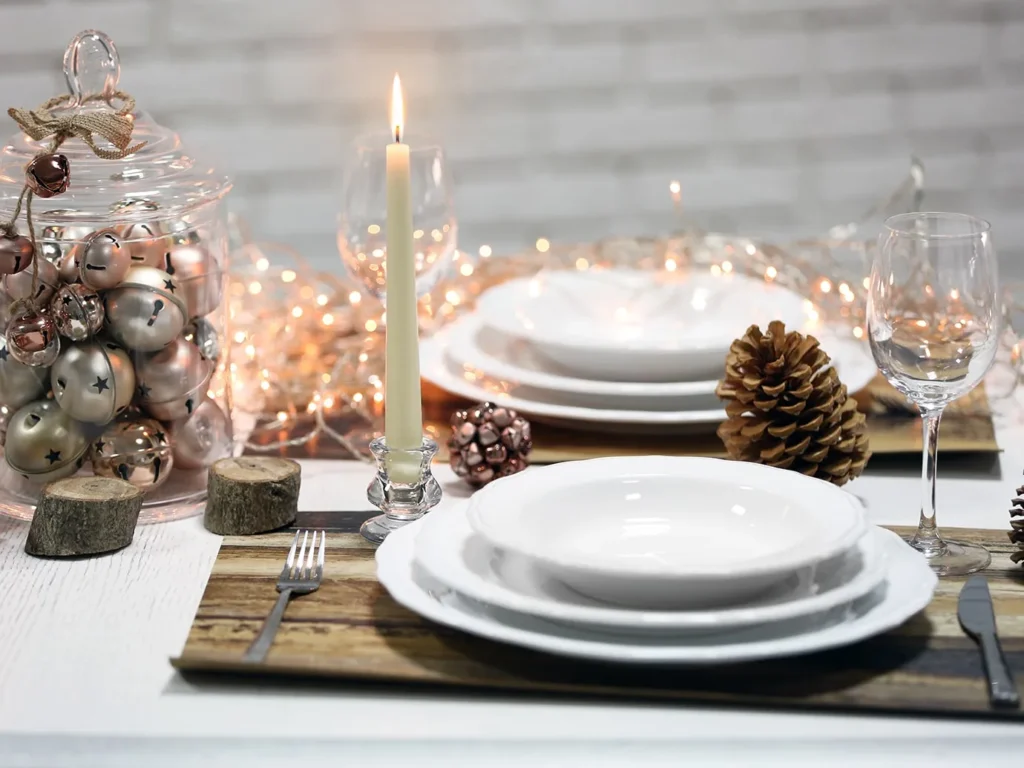 гірлянда та банка з іграшками