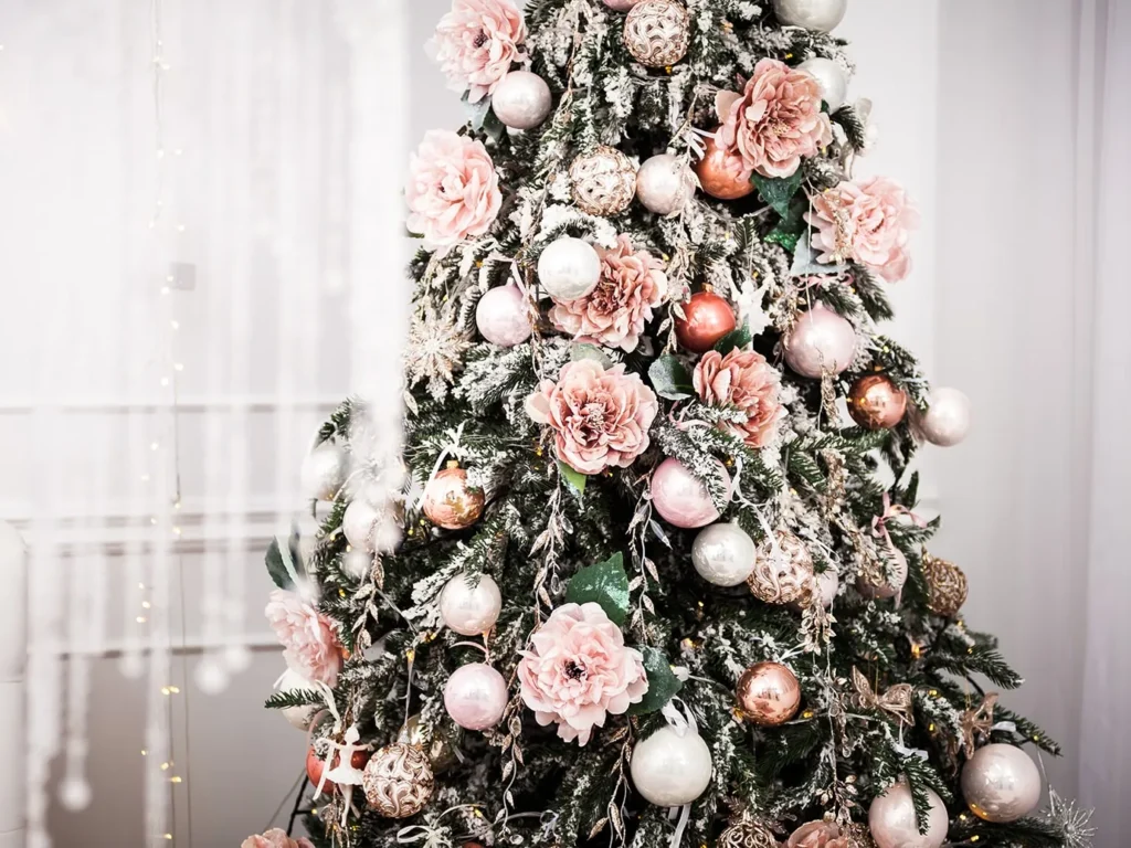 Ідеї, як красиво прикрасити ялинку: квіти