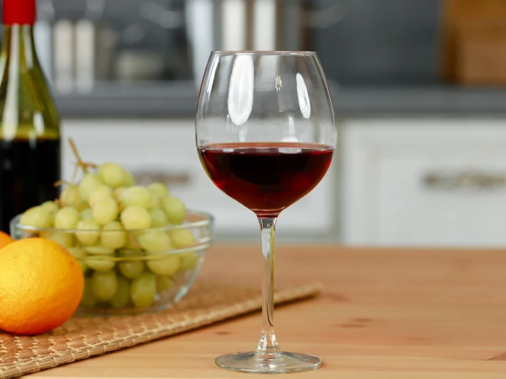 Келих червоного вина на кухонному столі