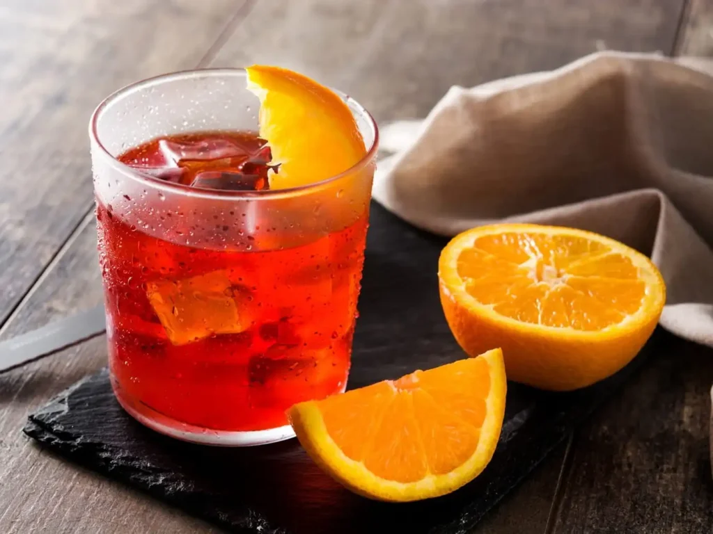 Коктейль негроні та розрізані апельсини