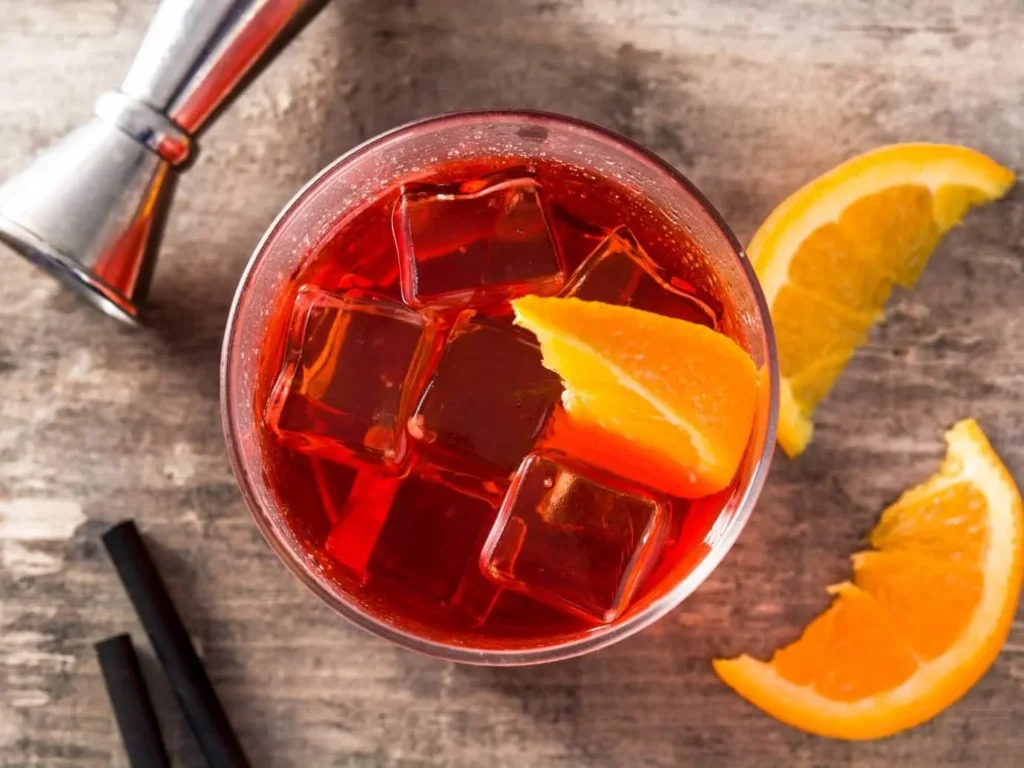 Коктейль Негроні вид зверху