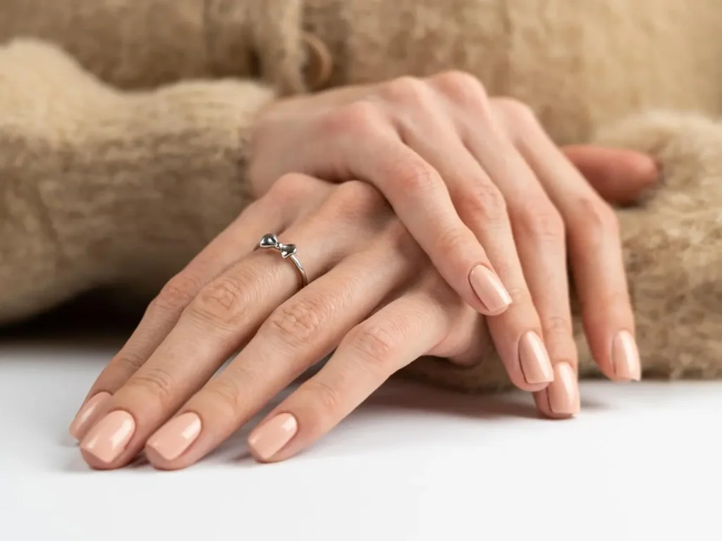 Красивий манікюр нюдовий