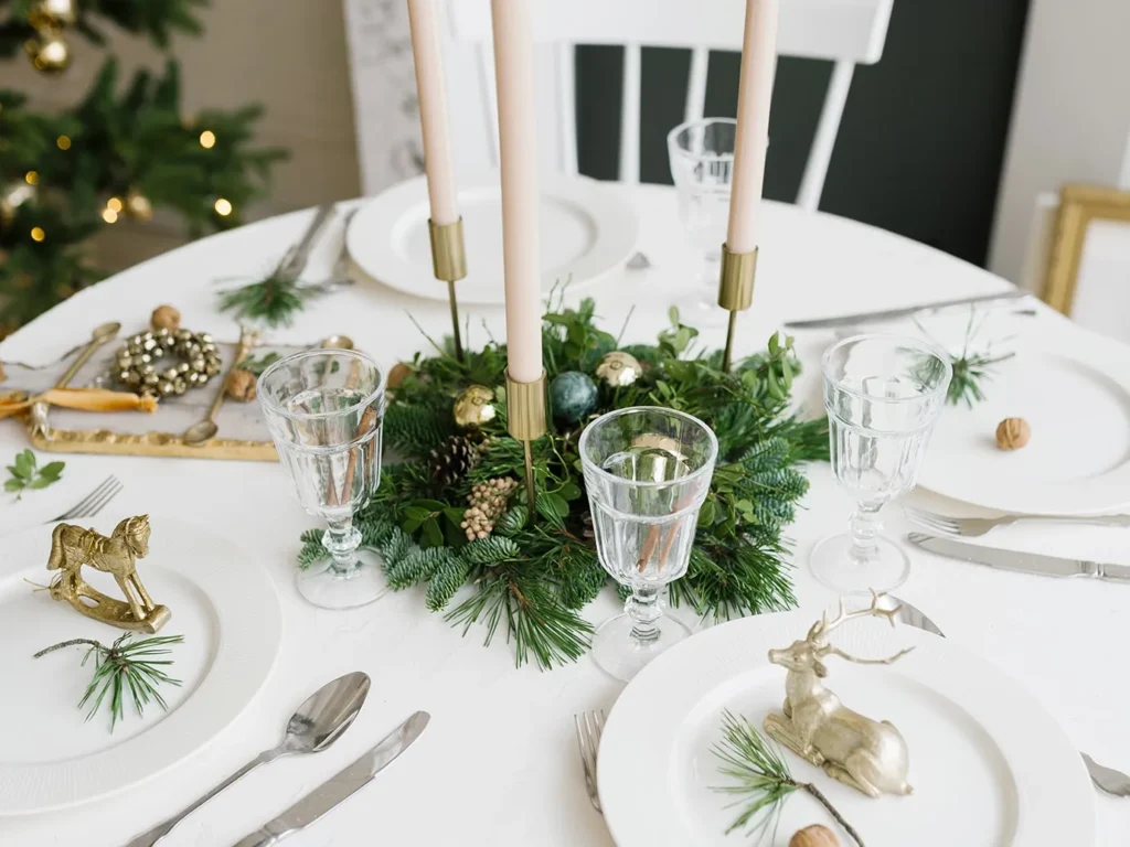 круглий стіл з композицією по центру