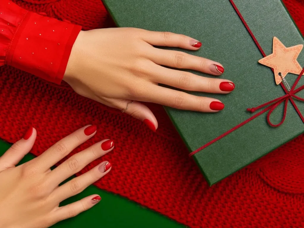 Новогодний красный маникюр