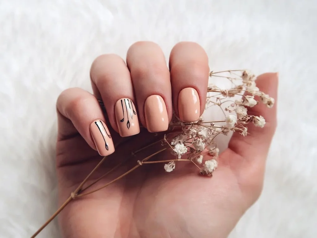 Нюдовий манікюр з рослинним орнаментом