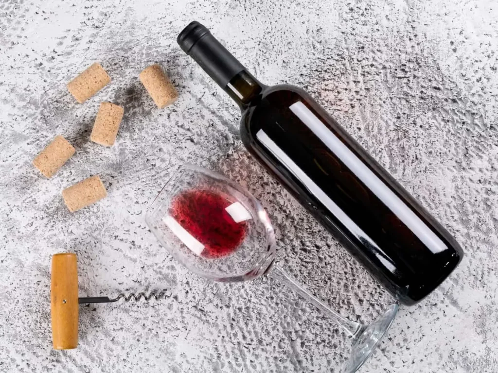 Пляшка червоного вина