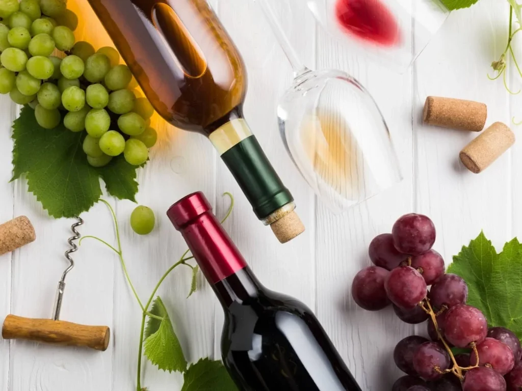 Пляшки червоного та білого вина