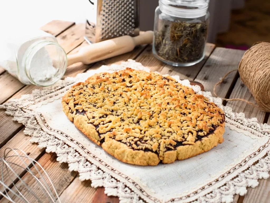 Тертий пиріг на смальці зі сливовим джемом