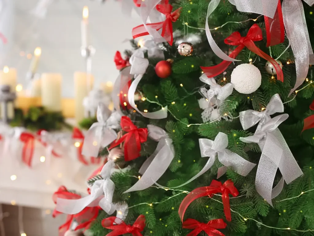 Як прикрасити ялинку стрічками