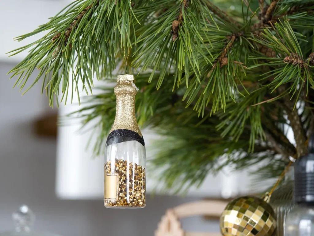 Як стильно прикрасити ялинку: ідея з мініпляшками