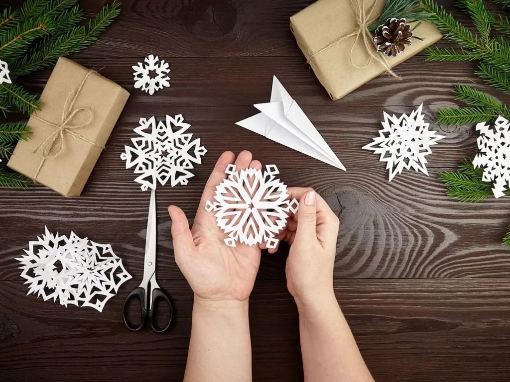 Як вирізати сніжинку з паперу: проста схема