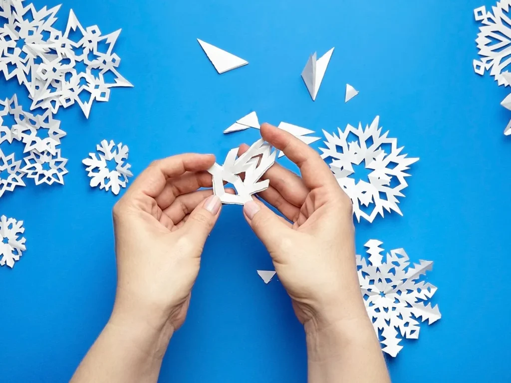 Як вирізати сніжинку з паперу: проста схема