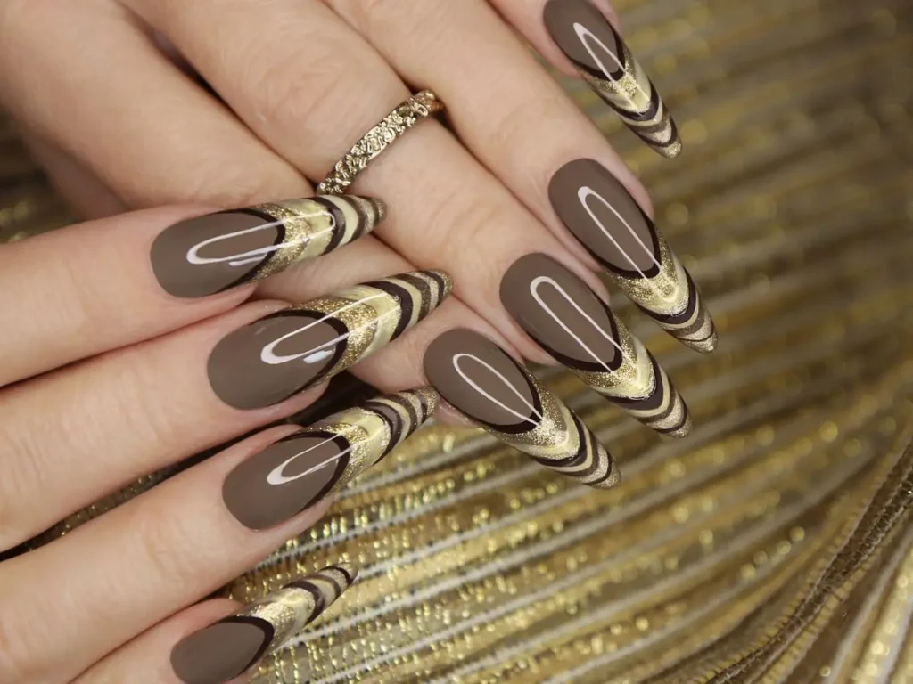 Золотой маникюр на длинные ногти на Новый год